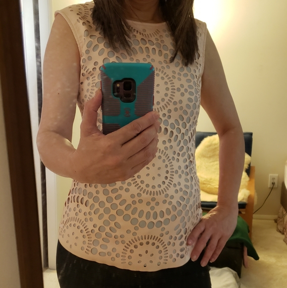 Tops - 💙Stylish top, pale blush, light sheen with geometric diecut pattern. Gorgeous!